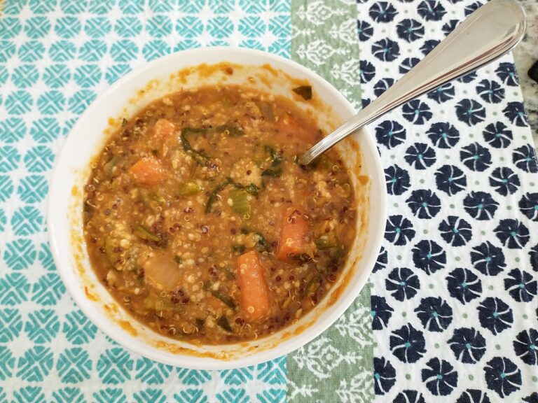 Zuppa di lenticchie marocchina con verdure e spezie