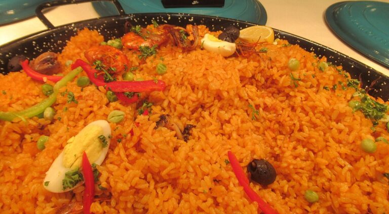 البايلا الإسبانية بالمأكولات البحرية والأرز بالزعفران