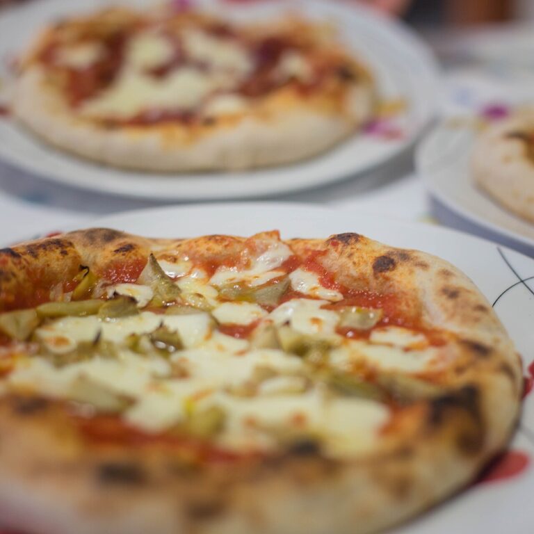 Selbstgemachte Pizza mit weichem Teig und Tomatensauce