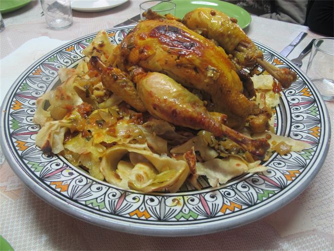 Marokkanische Rfissa mit Hähnchen, Linsen und Bockshornklee