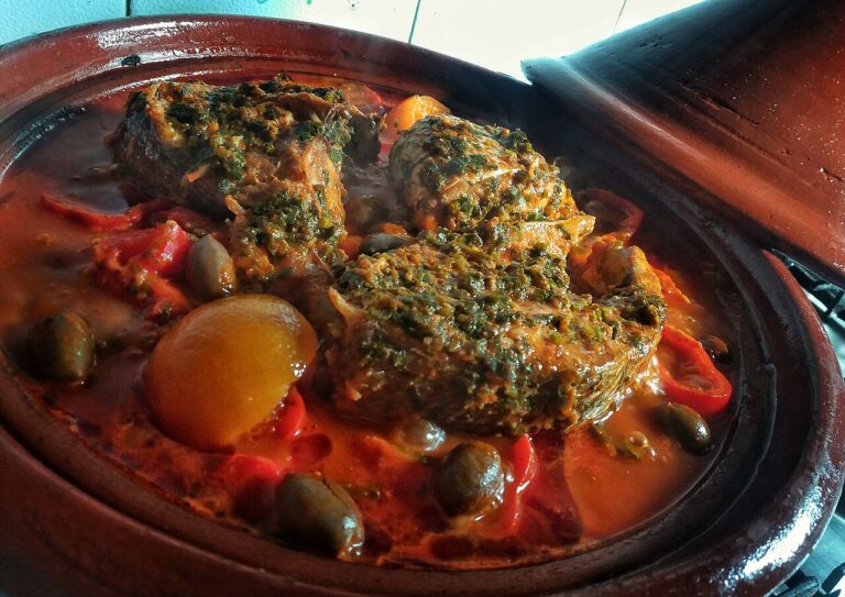 Tajine di pesce alla chermoula con verdure, alla maniera marocchina