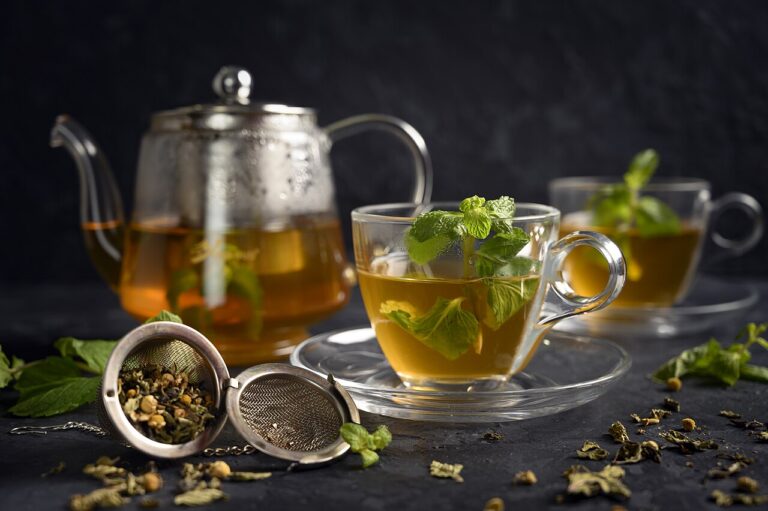 Tè alla menta marocchino autentico, versato dall’alto