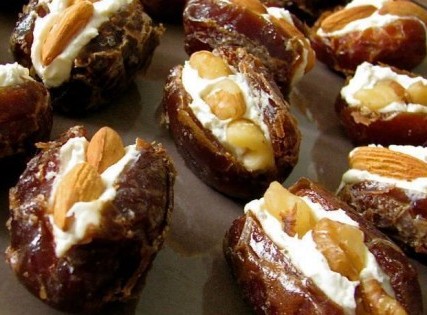 التمر المحشي باللوز حلوى رمضان بدون طهي